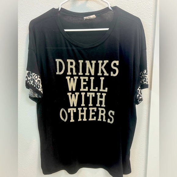 daisy ray day Tops - Graphic Tee with Leopard Print Sleeves